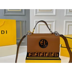 【2026】【FENDI  公式旗艦店】フェンディ 斜めがけバッグ  当日出荷 好評に付き再入荷！25*18CM  240720