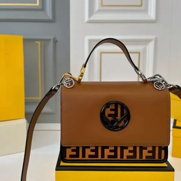 【2026】【FENDI  公式旗艦店】フェンディ 斜めがけバッグ  当日出荷 好評に付き再入荷！25*18CM  240720