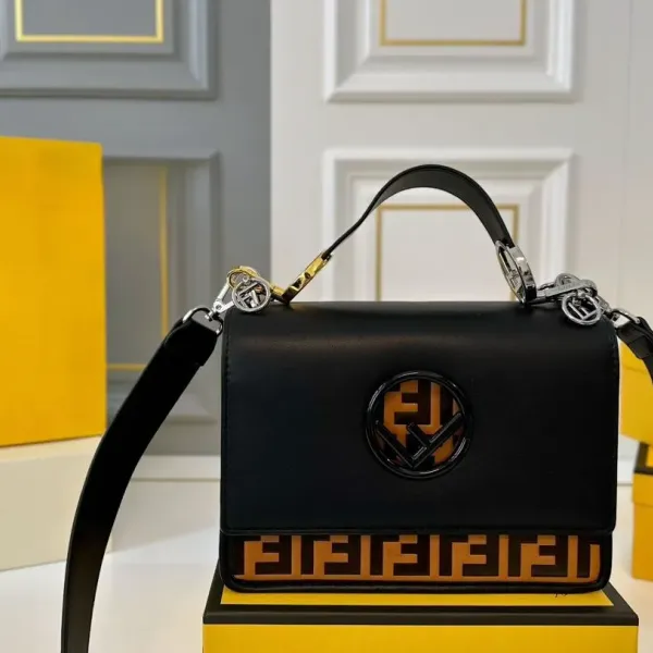 【2026】【FENDI  公式旗艦店】フェンディ 斜めがけバッグ  当日出荷 好評に付き再入荷！25*18CM  240720
