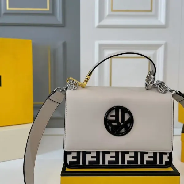 【2026】【FENDI  公式旗艦店】フェンディ 斜めがけバッグ  当日出荷 好評に付き再入荷！25*18CM  240720