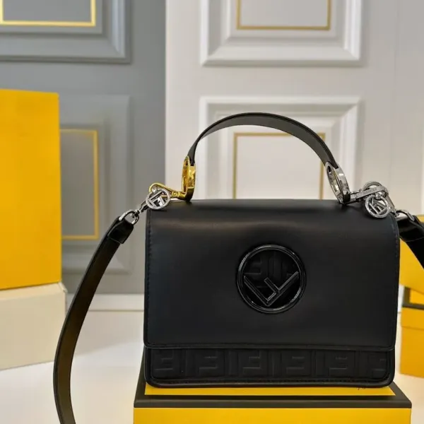 【2026】【FENDI  公式旗艦店】フェンディ 斜めがけバッグ  当日出荷 好評に付き再入荷！25*18CM  240720