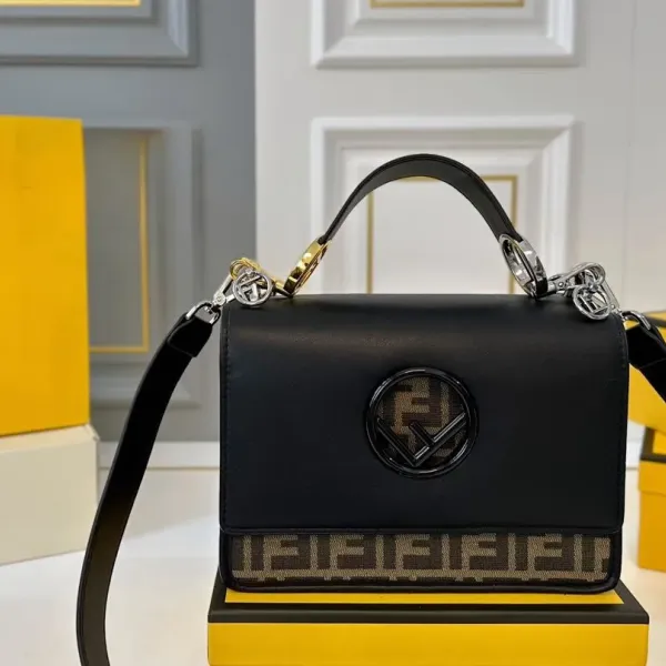 【2026】【FENDI  公式旗艦店】フェンディ 斜めがけバッグ  当日出荷 好評に付き再入荷！25*18CM  240720