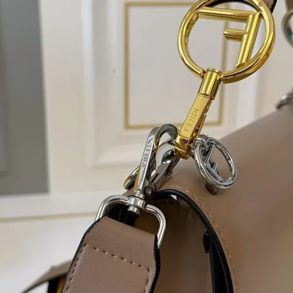 【2026】【FENDI  公式旗艦店】フェンディ 斜めがけバッグ  当日出荷 好評に付き再入荷！25*18CM  240720
