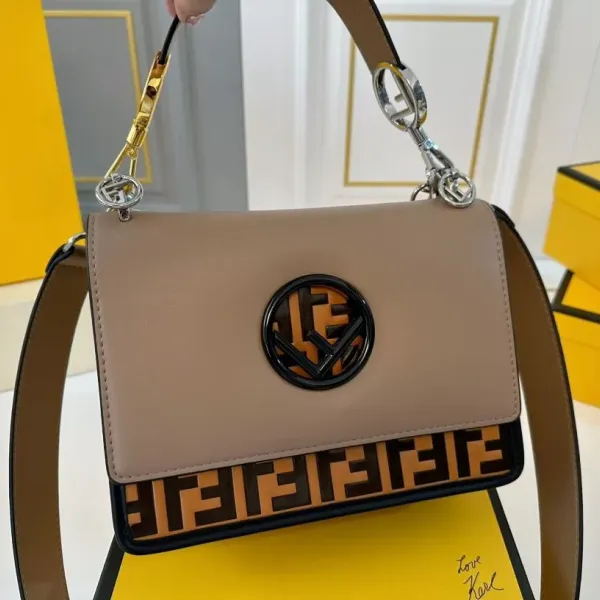 【2026】【FENDI  公式旗艦店】フェンディ 斜めがけバッグ  当日出荷 好評に付き再入荷！25*18CM  240720