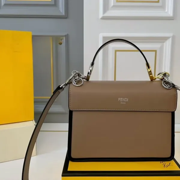 【2026】【FENDI  公式旗艦店】フェンディ 斜めがけバッグ  当日出荷 好評に付き再入荷！25*18CM  240720