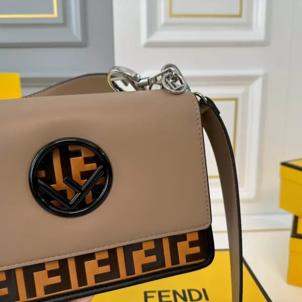 【2026】【FENDI  公式旗艦店】フェンディ 斜めがけバッグ  当日出荷 好評に付き再入荷！25*18CM  240720