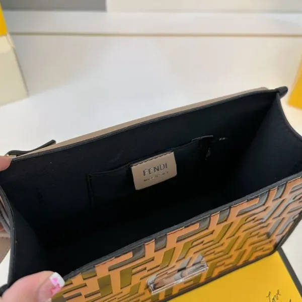 【2026】【FENDI  公式旗艦店】フェンディ 斜めがけバッグ  当日出荷 好評に付き再入荷！25*18CM  240720