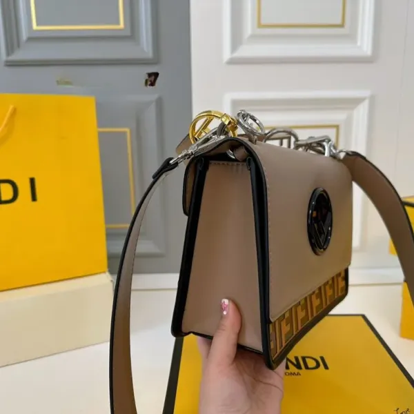 【2026】【FENDI  公式旗艦店】フェンディ 斜めがけバッグ  当日出荷 好評に付き再入荷！25*18CM  240720