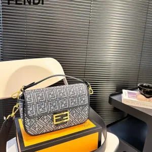 【2026】【FENDI  公式旗艦店】フェンディ 斜めがけバッグ  当日出荷 好評に付き再入荷！25*15CM  240720