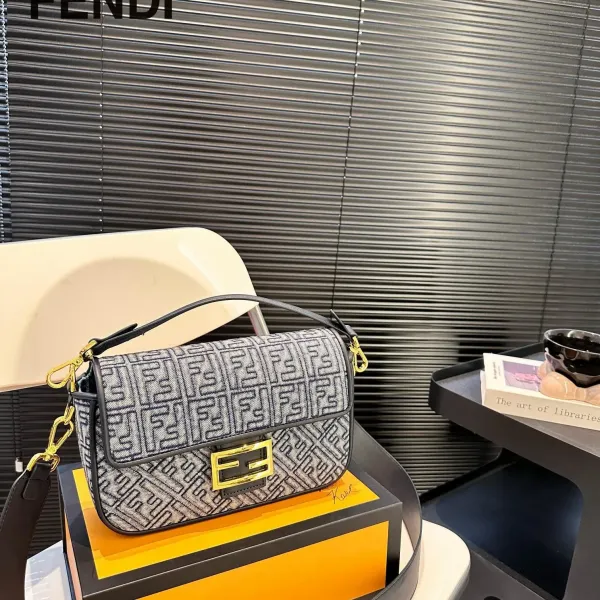 【2026】【FENDI  公式旗艦店】フェンディ 斜めがけバッグ  当日出荷 好評に付き再入荷！25*15CM  240720