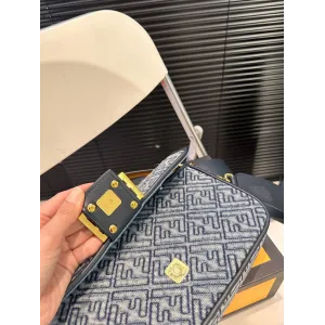 【2026】【FENDI  公式旗艦店】フェンディ 斜めがけバッグ  当日出荷 好評に付き再入荷！25*15CM  240720