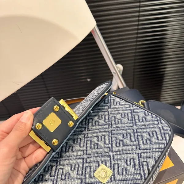 【2026】【FENDI  公式旗艦店】フェンディ 斜めがけバッグ  当日出荷 好評に付き再入荷！25*15CM  240720