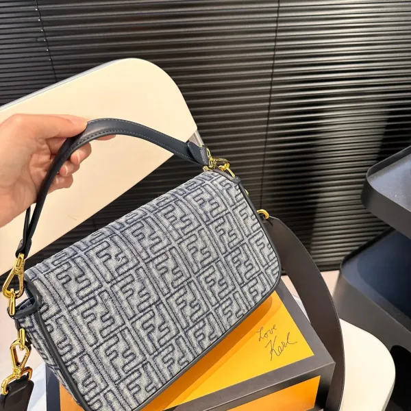 【2026】【FENDI  公式旗艦店】フェンディ 斜めがけバッグ  当日出荷 好評に付き再入荷！25*15CM  240720