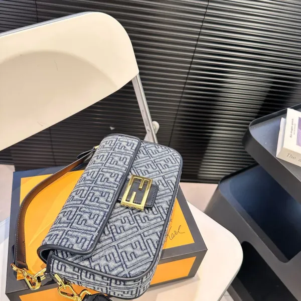 【2026】【FENDI  公式旗艦店】フェンディ 斜めがけバッグ  当日出荷 好評に付き再入荷！25*15CM  240720