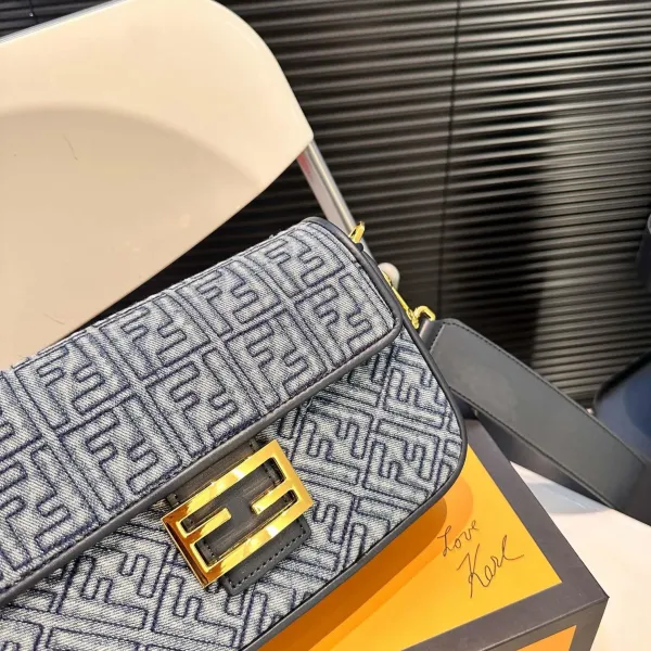 【2026】【FENDI  公式旗艦店】フェンディ 斜めがけバッグ  当日出荷 好評に付き再入荷！25*15CM  240720