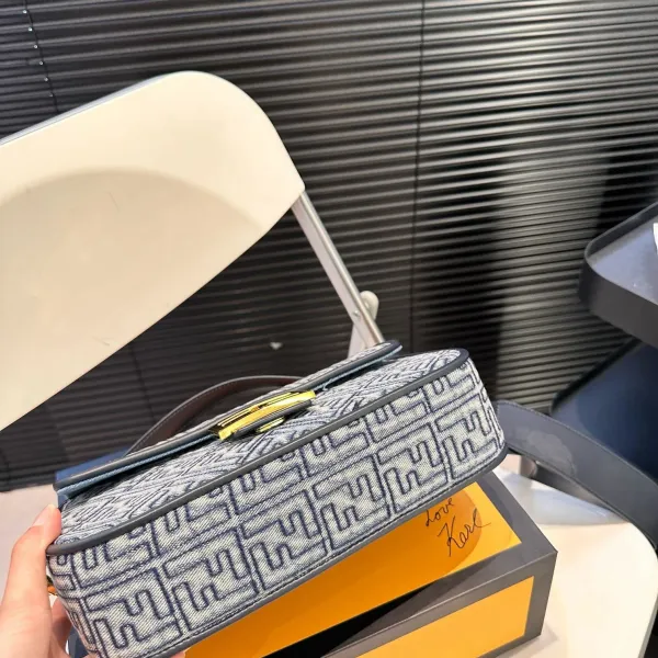 【2026】【FENDI  公式旗艦店】フェンディ 斜めがけバッグ  当日出荷 好評に付き再入荷！25*15CM  240720