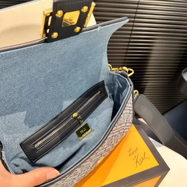 【2026】【FENDI  公式旗艦店】フェンディ 斜めがけバッグ  当日出荷 好評に付き再入荷！25*15CM  240720