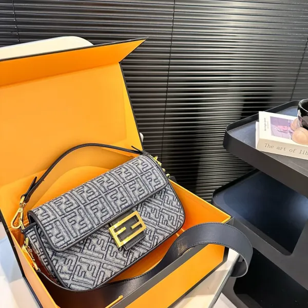 【2026】【FENDI  公式旗艦店】フェンディ 斜めがけバッグ  当日出荷 好評に付き再入荷！25*15CM  240720