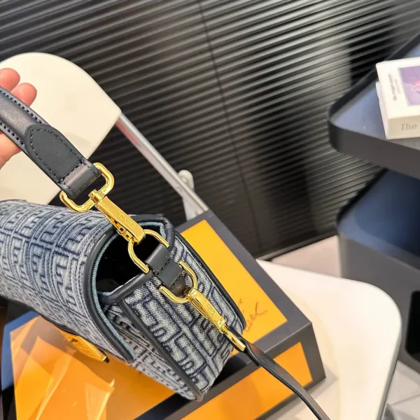 【2026】【FENDI  公式旗艦店】フェンディ 斜めがけバッグ  当日出荷 好評に付き再入荷！25*15CM  240720