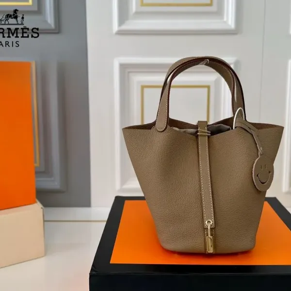 【2026】【Hermès 公式旗艦店】エルメス ハンドバッグ 当日出荷 好評に付き再入荷！19*18.5CM  240724