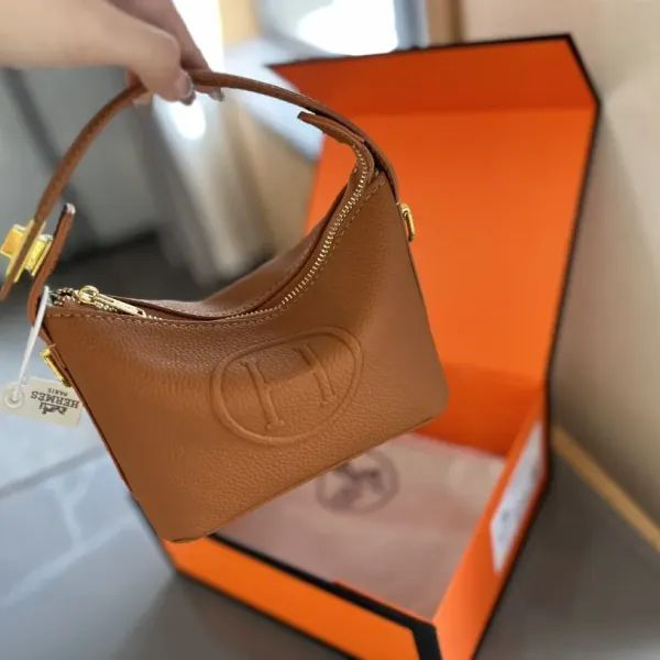 【2026】【Hermès 公式旗艦店】エルメス ハンドバッグ 当日出荷 好評に付き再入荷！18CM  240724
