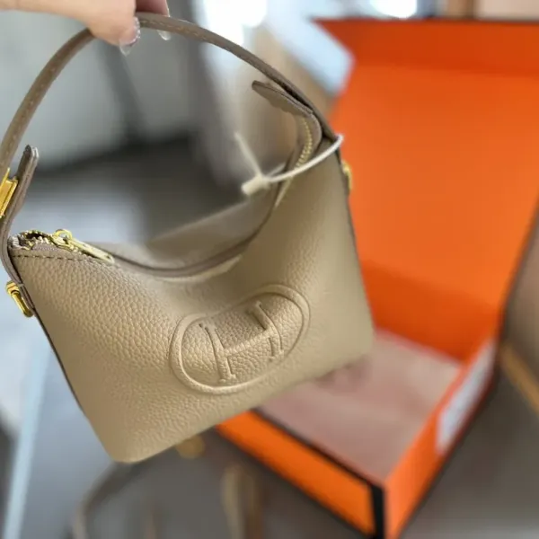 【2026】【Hermès 公式旗艦店】エルメス ハンドバッグ 当日出荷 好評に付き再入荷！18CM  240724