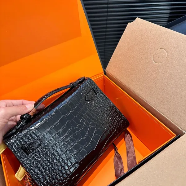 【2026】【Hermès 公式旗艦店】エルメス 斜めがけバッグ 当日出荷 好評に付き再入荷!21*14CM 240724 【2026】【Hermès 公式旗艦店】エルメス 斜めがけバッグ 当日出荷 好評に付き再入荷!21*14CM 240724