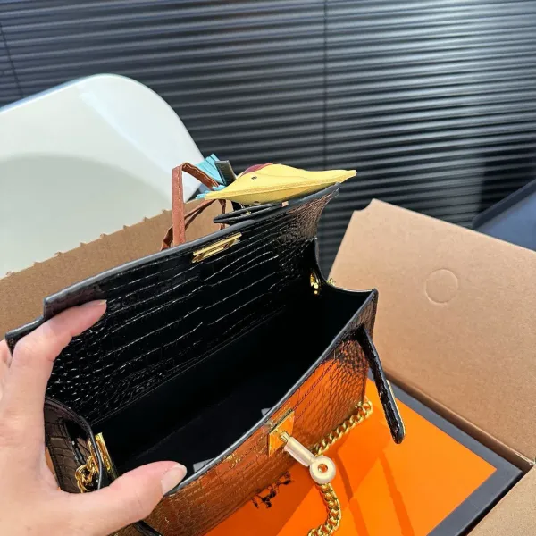 【2026】【Hermès 公式旗艦店】エルメス 斜めがけバッグ 当日出荷 好評に付き再入荷!21*14CM 240724 【2026】【Hermès 公式旗艦店】エルメス 斜めがけバッグ 当日出荷 好評に付き再入荷!21*14CM 240724