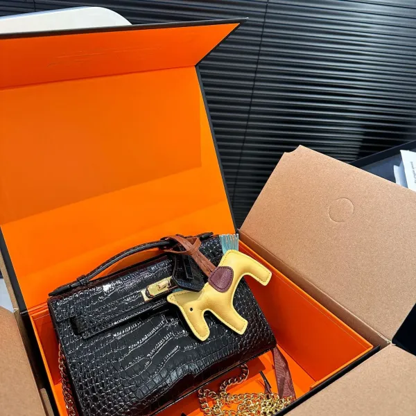 【2026】【Hermès 公式旗艦店】エルメス 斜めがけバッグ 当日出荷 好評に付き再入荷!21*14CM 240724 【2026】【Hermès 公式旗艦店】エルメス 斜めがけバッグ 当日出荷 好評に付き再入荷!21*14CM 240724
