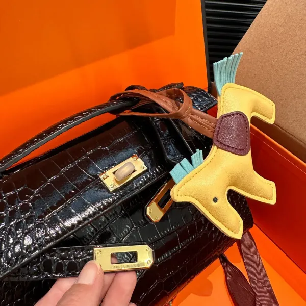 【2026】【Hermès 公式旗艦店】エルメス 斜めがけバッグ 当日出荷 好評に付き再入荷!21*14CM 240724 【2026】【Hermès 公式旗艦店】エルメス 斜めがけバッグ 当日出荷 好評に付き再入荷!21*14CM 240724
