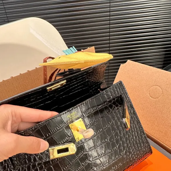 【2026】【Hermès 公式旗艦店】エルメス 斜めがけバッグ 当日出荷 好評に付き再入荷!21*14CM 240724 【2026】【Hermès 公式旗艦店】エルメス 斜めがけバッグ 当日出荷 好評に付き再入荷!21*14CM 240724