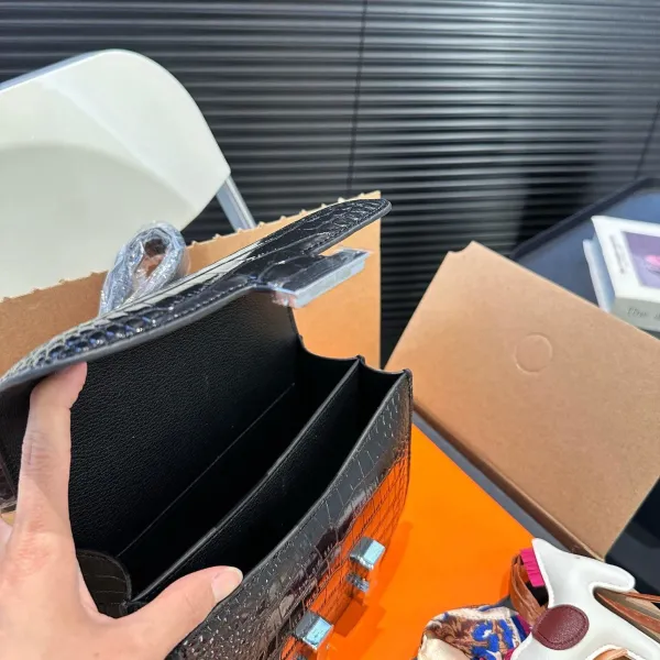 【2026】【Hermès 公式旗艦店】エルメス 斜めがけバッグ 当日出荷 好評に付き再入荷！19*14CM  240724