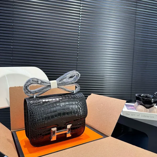 【2026】【Hermès 公式旗艦店】エルメス 斜めがけバッグ 当日出荷 好評に付き再入荷！19*14CM  240724