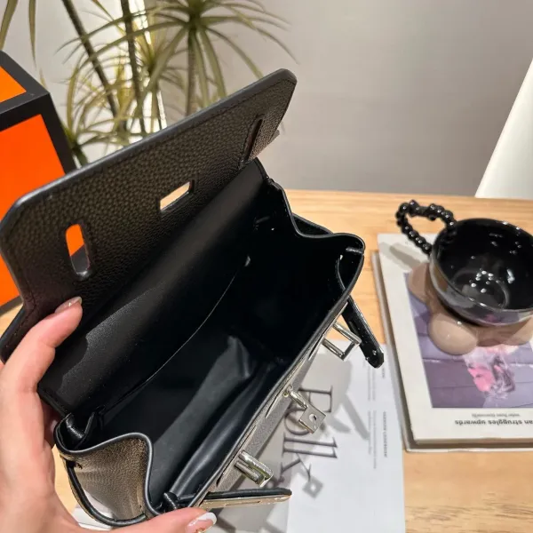 【2026】【Hermès 公式旗艦店】エルメス 胸ポケット 当日出荷 好評に付き再入荷！20*24CM  240724