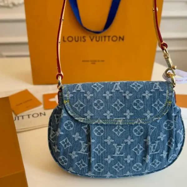【2026】【LOUIS VUITTON 公式旗艦店】ルイヴィトン 斜めがけバッグ 当日出荷 好評に付き再入荷!24*18CM 1240722 【2026】【LOUIS VUITTON 公式旗艦店】ルイヴィトン 斜めがけバッグ 当日出荷 好評に付き再入荷!24*18CM 1240722