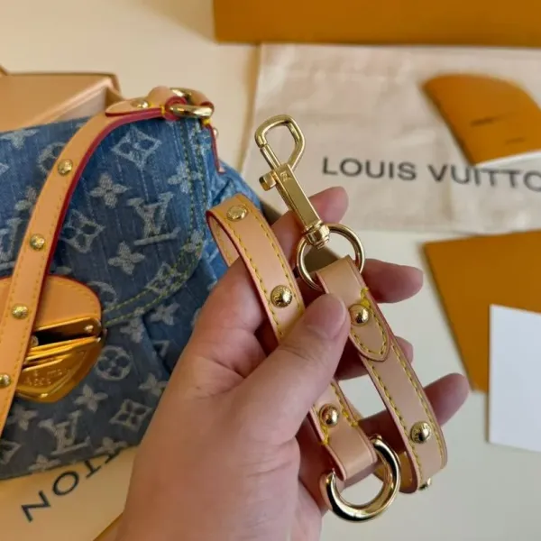 【2026】【LOUIS VUITTON 公式旗艦店】ルイヴィトン 斜めがけバッグ 当日出荷 好評に付き再入荷!24*18CM 1240722 【2026】【LOUIS VUITTON 公式旗艦店】ルイヴィトン 斜めがけバッグ 当日出荷 好評に付き再入荷!24*18CM 1240722