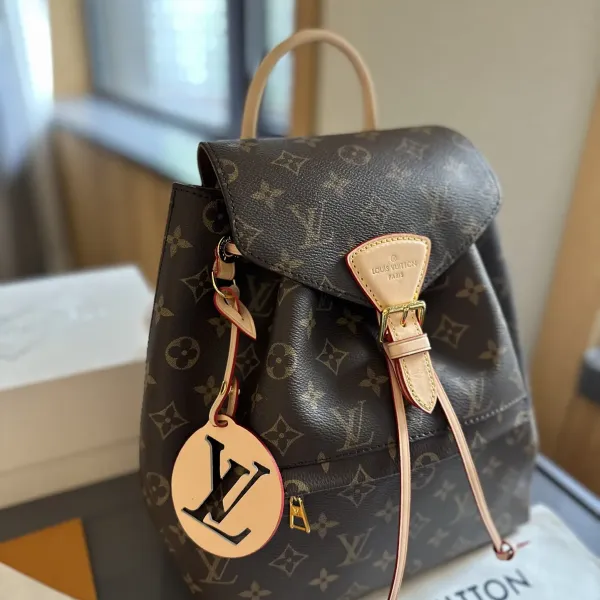 【2026】LV【LOUIS VUITTON 公式旗艦店】ルイヴィトン  リュックサック当日出荷 好評に付き再入荷！25*28CM  1240722