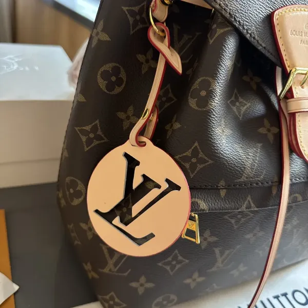 【2026】LV【LOUIS VUITTON 公式旗艦店】ルイヴィトン  リュックサック当日出荷 好評に付き再入荷！25*28CM  1240722