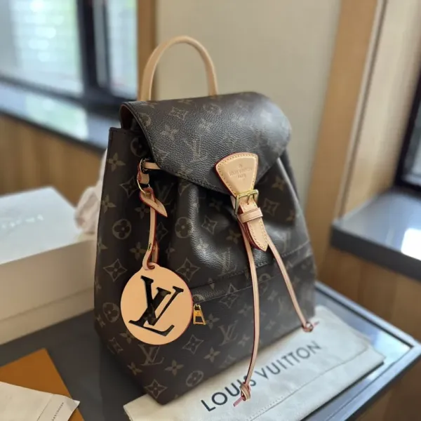 【2026】LV【LOUIS VUITTON 公式旗艦店】ルイヴィトン  リュックサック当日出荷 好評に付き再入荷！25*28CM  1240722