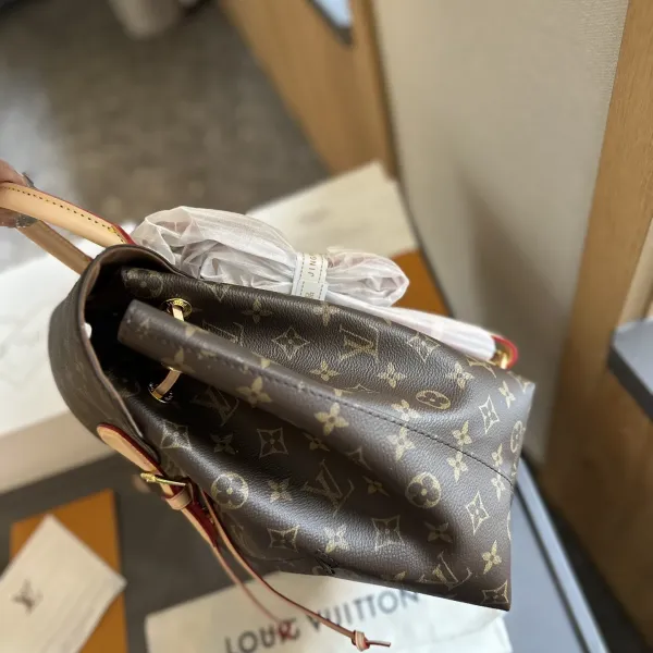 【2026】LV【LOUIS VUITTON 公式旗艦店】ルイヴィトン  リュックサック当日出荷 好評に付き再入荷！25*28CM  1240722