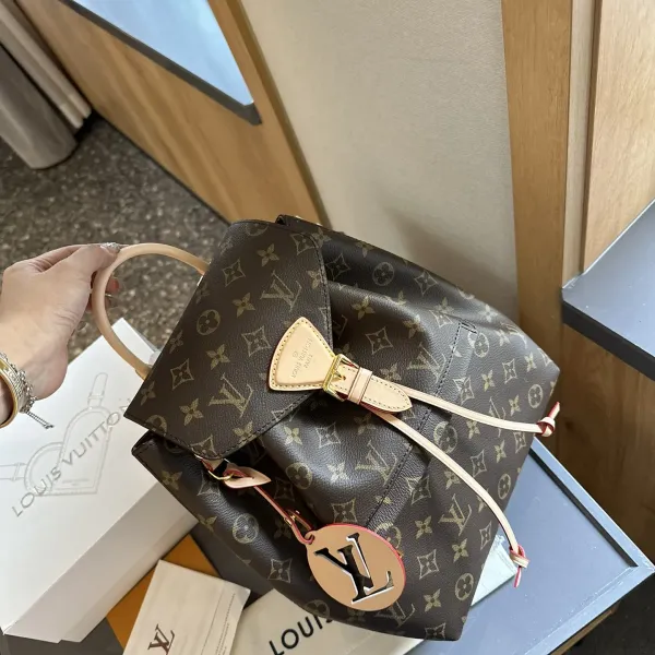 【2026】LV【LOUIS VUITTON 公式旗艦店】ルイヴィトン  リュックサック当日出荷 好評に付き再入荷！25*28CM  1240722