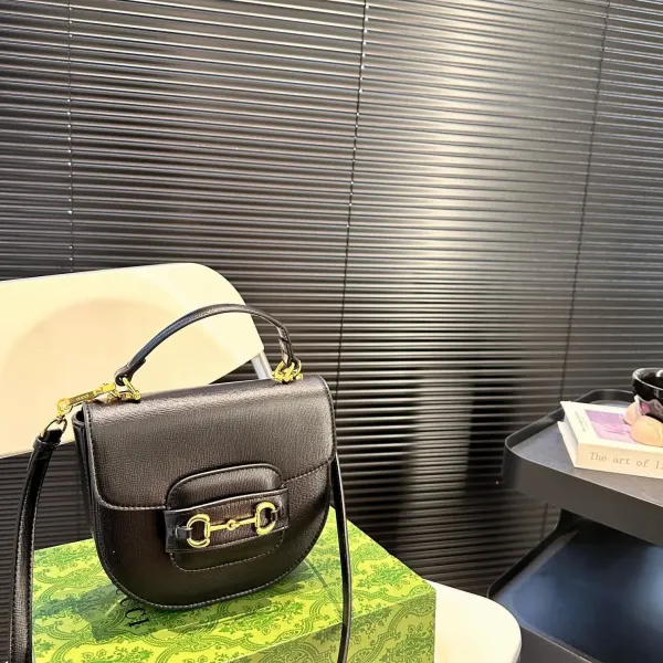 【2026】【GUCCI 公式旗艦店】グッチ 斜めがけバッグ 当日出荷 好評に付き再入荷！19*17.5CM  240724