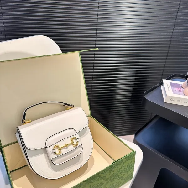 【2026】【GUCCI 公式旗艦店】グッチ 斜めがけバッグ 当日出荷 好評に付き再入荷！19*17.5CM  240724