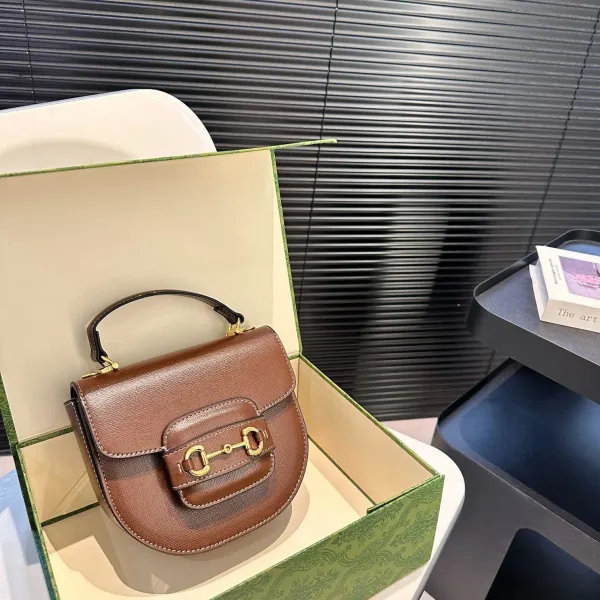【2026】【GUCCI 公式旗艦店】グッチ 斜めがけバッグ 当日出荷 好評に付き再入荷！19*17.5CM  240724