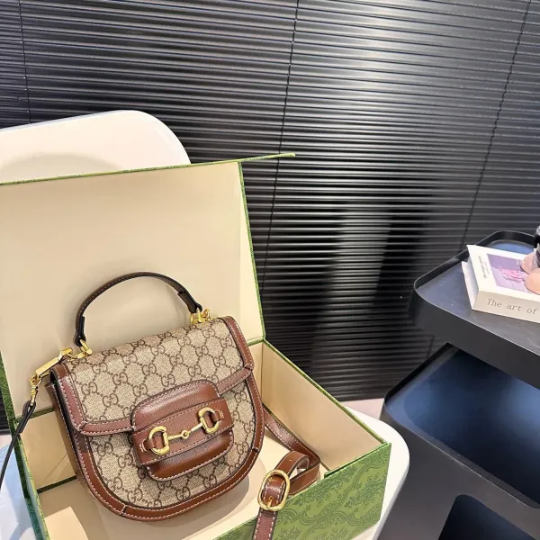 【2026】【GUCCI 公式旗艦店】グッチ 斜めがけバッグ 当日出荷 好評に付き再入荷！19*17.5CM  240724
