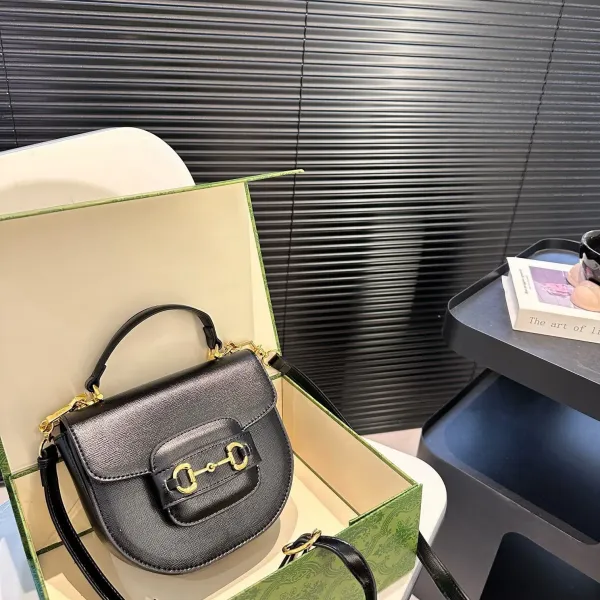 【2026】【GUCCI 公式旗艦店】グッチ 斜めがけバッグ 当日出荷 好評に付き再入荷！19*17.5CM  240724