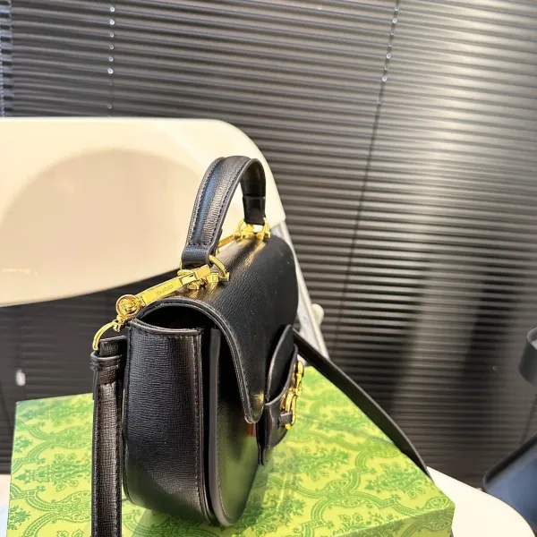 【2026】【GUCCI 公式旗艦店】グッチ 斜めがけバッグ 当日出荷 好評に付き再入荷！19*17.5CM  240724