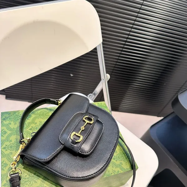 【2026】【GUCCI 公式旗艦店】グッチ 斜めがけバッグ 当日出荷 好評に付き再入荷！19*17.5CM  240724