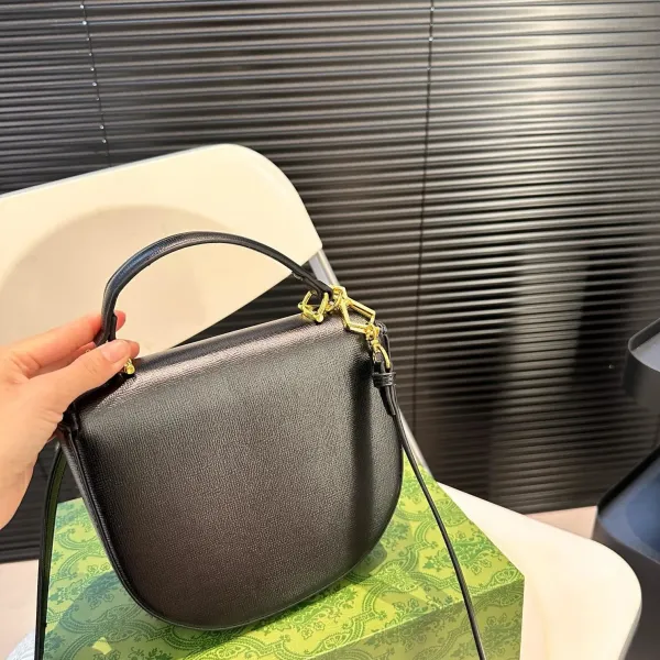 【2026】【GUCCI 公式旗艦店】グッチ 斜めがけバッグ 当日出荷 好評に付き再入荷！19*17.5CM  240724