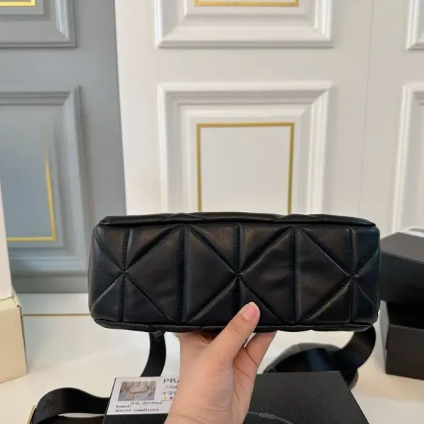 【2026】【PRADA 公式 旗艦店】プラダ 斜めがけバッグ 当日出荷 好評に付き再入荷!26*13CM 240719 【2026】【PRADA 公式 旗艦店】プラダ 斜めがけバッグ 当日出荷 好評に付き再入荷!26*13CM 240719
